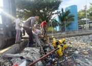 Menjelang HUT Bhayangkara ke-79, Polres Bima Kota Gelar Kerja Bakti Bersih Laut di Pelabuhan Bima