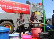 ‎Polres Loteng Salurkan Air Bersih untuk Warga Terdampak Kekeringan di Pratim.