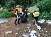 Polisi Bersihkan Sampah Usai Upacara HUT Bhayangkara ke-79 di Monas