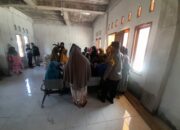 Bhabinkamtibmas Desa Daha Amankan Penyaluran Bansos Ketahanan Pangan Bersama Bupati Dompu