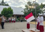 Bhabinkamtibmas Hadiri Upacara Hari Pertama Sekolah di SDN Tapir, Ingatkan Siswa Taat dan Waspada di Jalan Raya