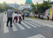 Anggota Polsek Sekongkang Laksanakan Giat Rawan Pagi di Depan Sekolah, Wujud Dukung Program PRESISI Kapolri