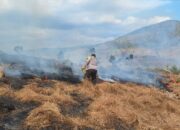 Anggota polsek kempo bersama aparat desa melakukan pemadaman titik api di lahan sori dumu desa tolokalo