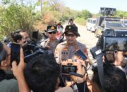 Polres Loteng Amankan Pengosongan Lahan Hari Pertama di Pantai Aan.