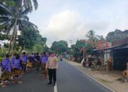 Pengamanan Nyongkolan di Mertak Tombok, Bhabinkamtibmas Jaga Kelancaran Lalu Lintas