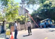 Polisi Amankan Pemangkasan Pohon Antisipasi Bahaya di Lembar Selatan