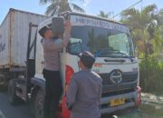 Semarak Kemerdekaan: Sopir Truk di Lembar Terima Bendera Merah Putih dari Polsek