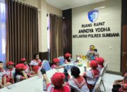 Siswa SD Tunas Daud Kunjungi Polres Sumbawa, Belajar Tertib Lalu Lintas dan Kenali Tugas Polisi