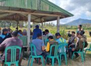 Bhabinkamtibmas Dampingi Petugas Registrasi dan Vaksinasi Hewan Ternak di Desa Binaan