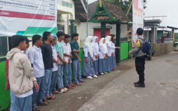 Bhabinkamtibmas Desa Mantar Sambang Sekolah, Edukasi Pentingnya Keselamatan.