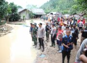 Polres Lampung Barat Terjun Langsung Salurkan Bantuan untuk Korban Banjir Suoh