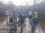 Sigap di Tengah Hujan Lebat, Personel Polsek Rhee Bantu Warga Atasi Banjir dan Pohon Tumbang