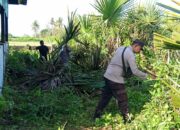 Indahnya Gotong Royong: Bhabinkamtibmas Desa Ai Kangkung Bersama Warga Lakukan Kerja Bakti di Pustu Balai Desa