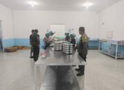 BHABINKAMTIBMAS DESA TERATAK DAMPINGI PENYALURAN PROGRAM MAKANAN BERGIZI GRATIS DI WILAYAH BINAAN