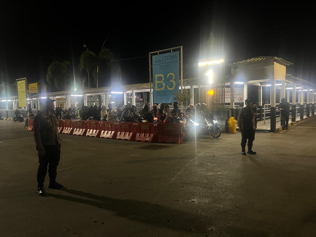 KMP Muryati Berlayar Aman, Polsek Lembar Kawal Ketat Proses Pemuatan Kendaraan dan Penumpang