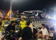 Patroli Dialogis Polsek Taliwang Jaga Kamtibmas di Alun-Alun, perkuat kehadiran polisi di tengah masyarakat