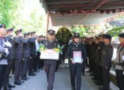 Penghormatan Terakhir Kapolres dan Anggota Hantarkan Jenazah Kasat Binmas Polres Sumbawa Barat
