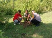 Peringati Hari Penanaman Pohon, Bhabinkamtibmas dan Elemen Desa Semamung Hijaukan Bale Kawa