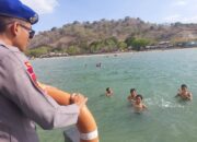Satpolairud Polres Bima Hadir Memberikan Rasa Nyaman Bagi Pengunjung Pantai Kalaki