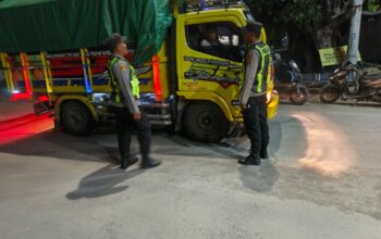 Personel Polsek Kawasan Pelabuhan Laut Tano Periksa Kendaraan di Pintu Keluar-Masuk Pelabuhan Poto Tano