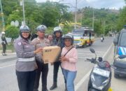 Ops Zebra Rinjani 2025, Polres Bima Kota Bagikan Helm dan Beras Gratis kepada Pengendara