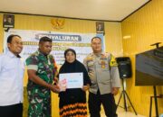 Bhabinkamtibmas Dampingi Penyaluran BLT Dana Desa di Sekongkang Bawah