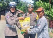 Jumat Berkah, Sat Lantas Polres Bima Kota Bantu Warga Pemukul Batu Di Kelurahan Manggemaci