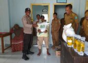 Bhabinkamtibmas Polsek Pajo Amankan Penyaluran Bantuan PKH di Desa Ranggo, Warga Terima Beras dan Minyak Goreng