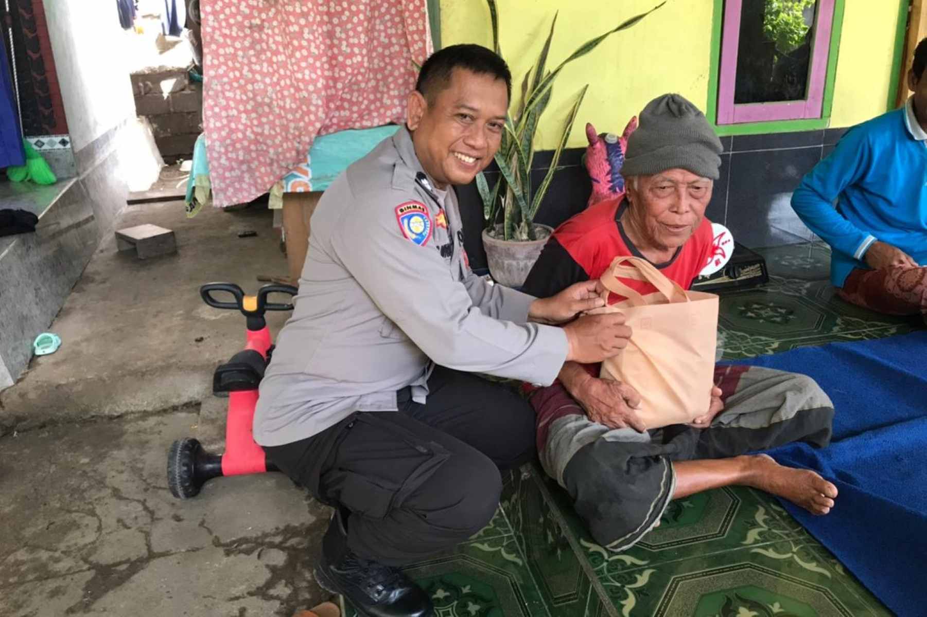 Sat Binmas Polres Lobar Bagikan Paket Nutrisi di Lembar