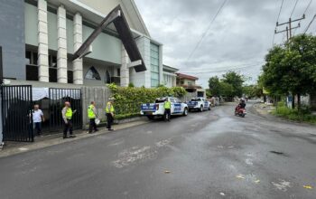 Satgas Kamseltibcar Lantas Ops Lilin Rinjani 2025 Amankan Arus Lalu Lintas di Depan Gereja, Ibadah Natal Berjalan Lancar