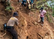 Polres Loteng Bersama Tim Gabungan Tertibkan Galian Bekas Tambang Ilegal di Gunung Dundang.