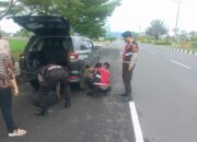Mobil Pecah Ban di Jalur Cepat, Polisi Lombok Barat Sigap Beri Bantuan