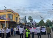 Pemantauan dilakukan oleh BKTM Kelurahan Simpasai Polsek Woja AIPDA Haerudin terhadap lahan jagung milik Bapak Jainudin (40) dengan luas sekitar 1 hektar (100 are). Jagung yang ditanam merupakan varietas NK Sumo 7328, dengan umur tanaman memasuki 50 hari dan diperkirakan akan memasuki masa panen pada pertengahan bulan Maret 2026, dengan estimasi hasil panen sekitar ± 8 ton JPK.  Dalam kegiatan tersebut, Bhabinkamtibmas Kelurahan Simpasai AIPDA Haerudin memberikan motivasi serta semangat kepada warga binaannya agar terus mengembangkan sektor pertanian sebagai penopang ketahanan pangan dan peningkatan kesejahteraan masyarakat.  “Kami mengimbau agar para petani terus berinovasi dalam memanfaatkan lahan pertanian maupun lahan pekarangan yang tersedia serta selalu berkoordinasi dengan PPL apabila mengalami kendala teknis maupun kesulitan dalam mendapatkan sarana dan prasarana pertanian,” ujar AIPDA Haerudin.  Sementara itu, Kapolsek Woja IPTU Muh. Norkurniawan, S.H. menyampaikan bahwa kegiatan pemantauan lahan jagung ini merupakan bagian dari komitmen Polsek Woja dalam mendukung program pemerintah di bidang ketahanan pangan.  “Melalui peran aktif Bhabinkamtibmas, Polri hadir untuk memberikan pendampingan dan rasa aman kepada para petani sehingga produktivitas pertanian dapat terus meningkat dan berdampak pada kesejahteraan masyarakat,” ungkap IPTU Norkurniawan.  Secara terpisah, Kapolres Dompu AKBP Sodikin Fahrojin Nur, S.I.K. melalui Kasi Humas Polres Dompu IPTU I Nyoman Suardika memberikan apresiasi atas pelaksanaan kegiatan pemantauan yang dilakukan jajaran Polsek Woja.  “Kegiatan pemantauan lahan pertanian ini merupakan wujud nyata dukungan Polri terhadap program ketahanan pangan nasional. Sinergi antara Polri, petani, dan instansi terkait diharapkan mampu mewujudkan kemandirian pangan serta meningkatkan kesejahteraan masyarakat,” jelas IPTU Nyoman.  Selama kegiatan berlangsung, situasi terpantau aman, tertib, dan lancar, serta mendapat respons positif dari warga setempat.