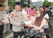 Kapolres Lombok Timur Pimpin Pembagian Takjil, Ajak Masyarakat Jaga Kamtibmas Selama Ramadan