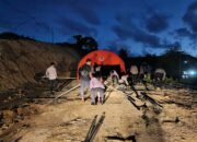 Brimob Polda NTB Dirikan Tenda Darurat, Warga Jerowaru Terdampak Banjir Terbantu