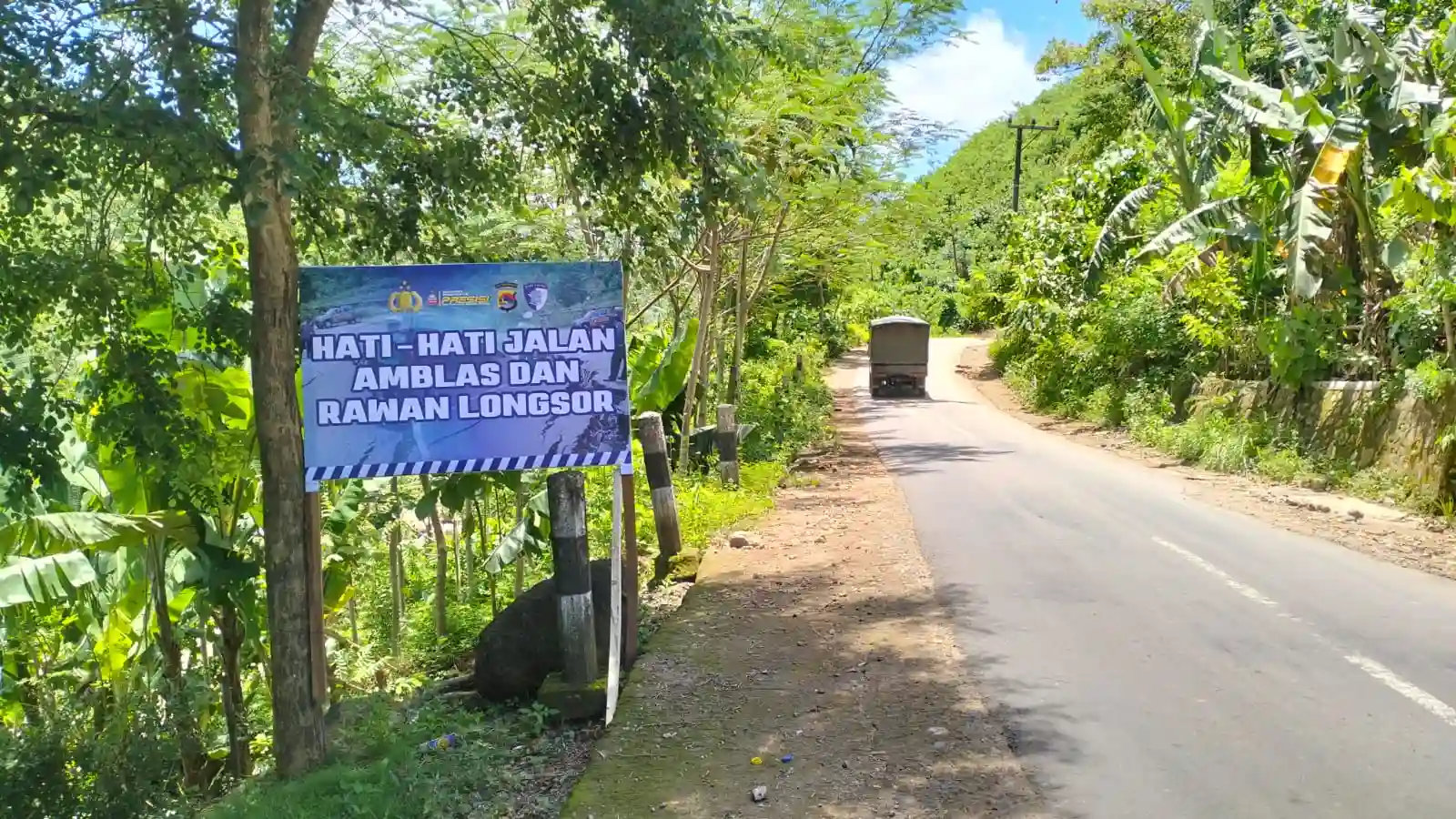 Jalan Amblas di Buwun Mas, Satlantas Polres Lobar Pasang Spanduk Imbauan