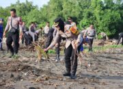 100 Personel Gabungan Polri Laksanakan Gotong Royong Gerakan Indonesia Asri di Pantai Saliper Ate