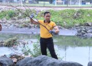 Dukung Program Presiden Prabowo, Polda NTB Gelar Aksi Bersih Disepanjang Pantai Sekarbela dan Ampenan