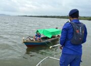 Edukasi Keselamatan dan Ikhlas Berbagi, Satpolairud Polres Bima Arungi Laut Salurkan Bantuan Sembako Bagi Nelayan