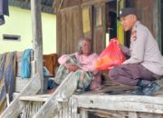 Ringankan Beban Sesama dan Meraih Berkah di Bulan Suci Ramadhan, Bhabinkamtibmas Polsek Woha Santuni Lansia