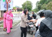 Wujud Kepedulian di Bulan Suci, Kapolres Sumbawa Pimpin Langsung Pembagian Takjil Berkah Ramadhan