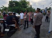 Polres Lombok Timur Bagikan Takjil kepada Masyarakat di Depan Masjid Al-Ishlah