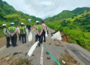 Polres Loteng Imbau Pengguna Jalan Waspadai Jalan Amblas di Montong Ajan. ‎