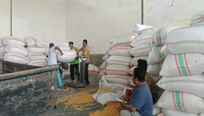 Polsek Gerung Kawal Distribusi Jagung di Desa Beleke