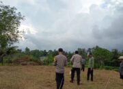 Bhabinkamtibmas Desa Jenghik Cek Lahan  Tanam Jagung Warga Binaan