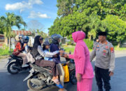 Polres Lombok Timur Berbagi Takjil, Kabag Ops: Wujud Kepedulian dan Kedekatan dengan Masyarakat