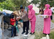 Indahnya Ramadhan, Polsek Rasanae Barat Bagikan Takjil untuk Warga Pemecah Batu