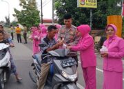 Semangat Berbagi di Bulan Suci, Polsek Lape dan Bhayangkari Tebar 200 Paket Takjil untuk Pengguna Jalan