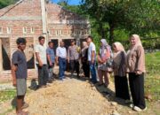 **Bhabinkamtibmas Desa Lamusung Dampingi Monitoring Pembangunan RTLH, Wujud Sinergi Warga dan Pemerintah**