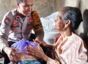 Mengabdi Dengan Hati, Bhabinkamtibmas Polsek Woha Salurkan Bantuan Sembako Bagi Lansia